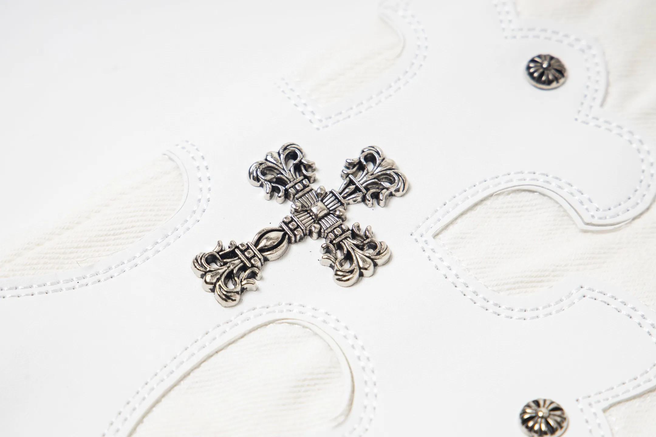 P280 💰 (Top version) Chrome Hearts White Bull King Metal Cross White Leather Heavy Industry Jeans Chrome Hearts is a brand that has always been famous for its high-end and design. The quality of these pants is unparalleled, and a pair is often hard to find at counters. It uses top-notch heavy-duty washing technology, the calf leather laser-cut cross is particularly exquisite, and the aged silver hardware adds a sense of retro and luxury. White denim fabric, paired with a cross leather design, is fashionable and individual. The straight version is also particularly slim. The style is the same for men and women, so whoever wears it will look better! The matching suggestions are as follows: Cool street style: Pair the upper body with a black short crop top, a black leather jacket, and black Martin boots. Wear a silver necklace and ring from Crowe and walk on the street to feel cool. Casual fashion style: wear a simple white cotton T-shirt inside, a loose denim jacket outside, and white sneakers. Overall casual and comfortable, suitable for daily travel and shopping. High-end outfit: Pair it with a black silk-textured shirt, tuck it into pants, and put on a pair of black leather shoes. Wear a black suit jacket to instantly enhance your temperament, and you can attend some formal occasions without any pressure. Color: White Ox King Size: 28-30-32-34 (corresponds to S-M-L-XL)